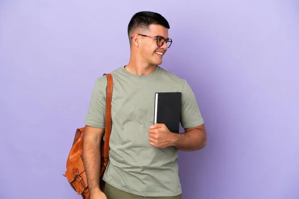 Knappe Student Man Geïsoleerde Achtergrond Kijken Naar Zijkant Glimlachen — Stockfoto