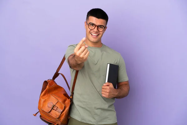 Guapo Estudiante Hombre Sobre Aislado Fondo Haciendo Gesto Que Viene — Foto de Stock