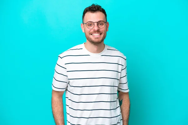 Joven Brasileño Aislado Sobre Fondo Azul Riendo — Foto de Stock