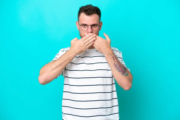 Young Brazilian Man Isolated Blue Background Covering Mouth Hands — Stock Photo, Image