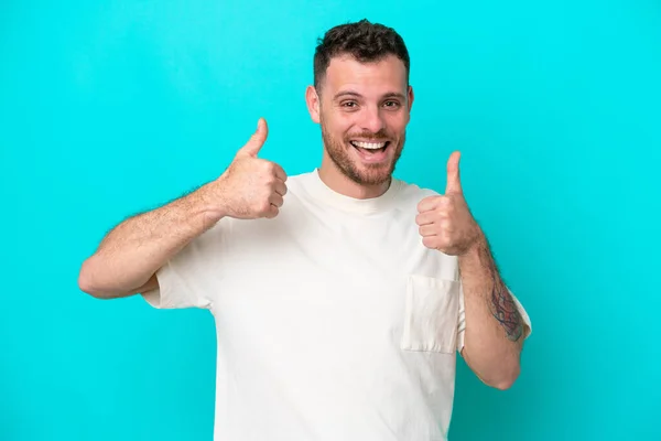 Joven Brasileño Aislado Sobre Fondo Azul Dando Gesto Pulgar Hacia —  Fotos de Stock