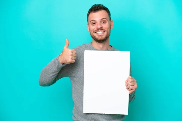 Ung Brasiliansk Man Håller Tom Skylt Isolerad Blå Bakgrund Håller — Stockfoto