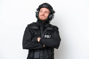 Brezilyalı asker beyaz arka planda izole edilmiş gülümserken yukarı bakıyor