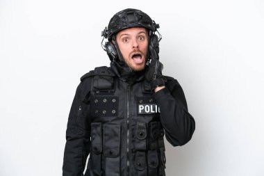 Brezilyalı asker, beyaz arka planda şaşırmış ve şok olmuş bir yüz ifadesiyle izole edilmiş.