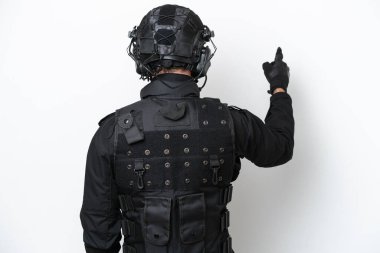 Brezilyalı asker beyaz arka planda izole edilmiş ve işaret parmağıyla işaret ediyor.