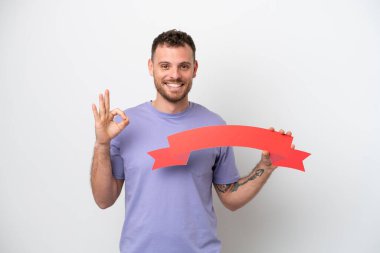 Beyaz arka planda izole edilmiş genç Brezilyalı bir adam boş bir levha tutuyor ve 