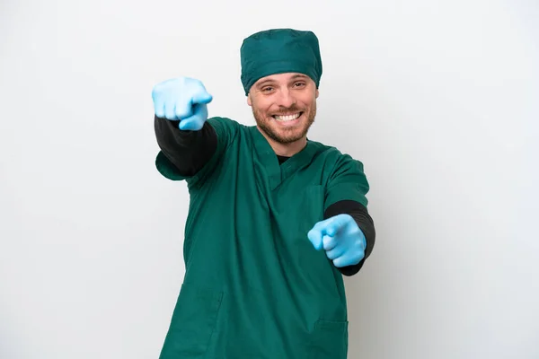 Χειρούργος Βραζιλιάνος Άνδρας Πράσινη Στολή Απομονώνεται Λευκό Φόντο Δείχνει Δάχτυλο — Φωτογραφία Αρχείου