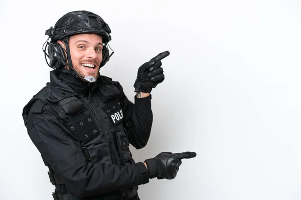 Brazilský Voják Muž Izolovaný Bílém Pozadí Ukazující Prstem Stranu Prezentující — Stock fotografie