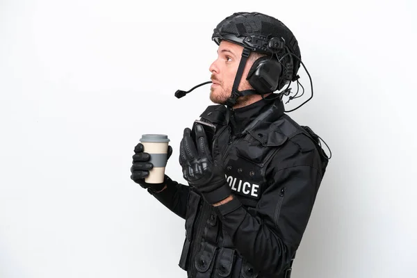 Brazilský Voják Muž Izolovaný Bílém Pozadí Drží Kávu Odnést Mobilní — Stock fotografie