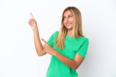 Sarışın Uruguaylı kız beyaz arka planda izole edilmiş işaret parmağıyla işaret etmek harika bir fikir.