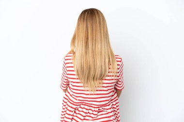 Sarışın Uruguaylı kız arka planda beyaz arka planda izole edildi