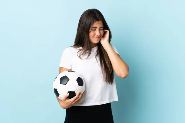 Młody Piłkarz Brazylijski Dziewczyna Odizolowany Niebieskim Tle Sfrustrowany Pokrycie Uszy — Zdjęcie stockowe
