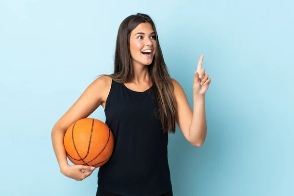 Mladý Brazilský Dívka Izolovaný Modrém Pozadí Hrát Basketbal Mají Nápad — Stock fotografie