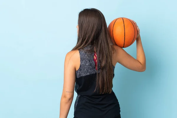 Jong Braziliaans Meisje Geïsoleerd Blauwe Achtergrond Spelen Basketbal Achterste Positie — Stockfoto