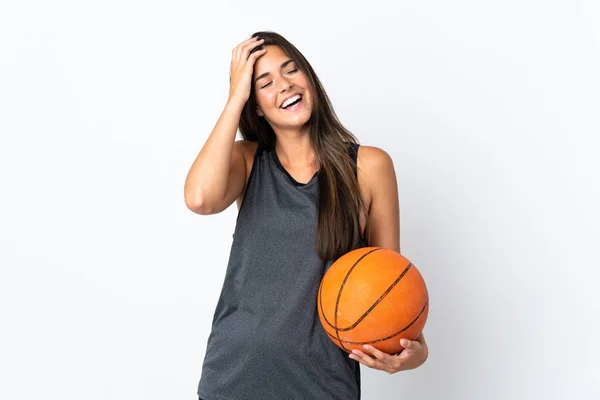 Joven Brasileña Jugando Baloncesto Aislada Sobre Fondo Blanco Sonriendo Mucho —  Fotos de Stock