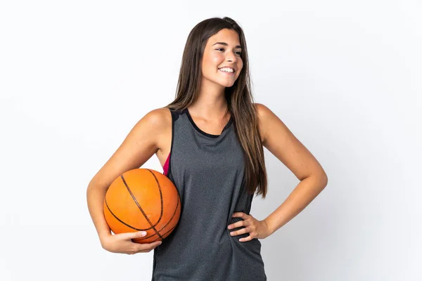 Mladý Brazilský Žena Hrát Basketbal Izolované Bílém Pozadí Pózovat Pažemi — Stock fotografie