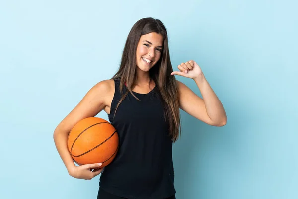 Genç Brezilyalı Kız Mavi Arka Planda Izole Edilmiş Basketbol Oynuyor — Stok fotoğraf