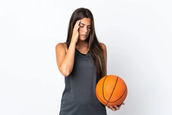 Junge Brasilianerin Spielt Basketball Isoliert Auf Weißem Hintergrund Mit Kopfschmerzen — Stockfoto