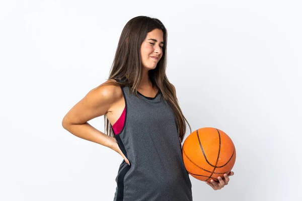 年轻的巴西女子打篮球时 背景是白的 背痛的原因是付出了很大的努力 — 图库照片