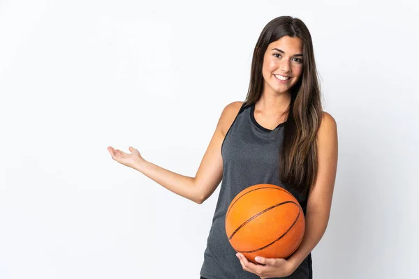 若いですブラジル人女性遊びバスケットボールは白い背景に手を伸ばし側に招待するために来る — ストック写真