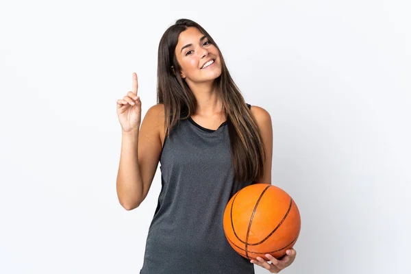 若いですブラジル人女性プレイバスケットボールの白い背景に隔離されたショーと最高の兆候で指を持ち上げる — ストック写真