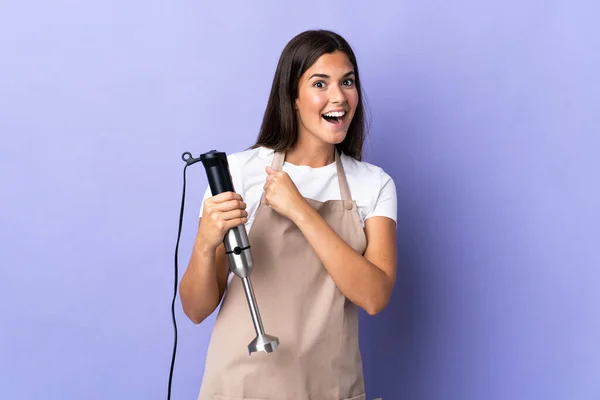 Braziliaanse Vrouw Met Behulp Van Hand Blender Geïsoleerd Paarse Achtergrond — Stockfoto