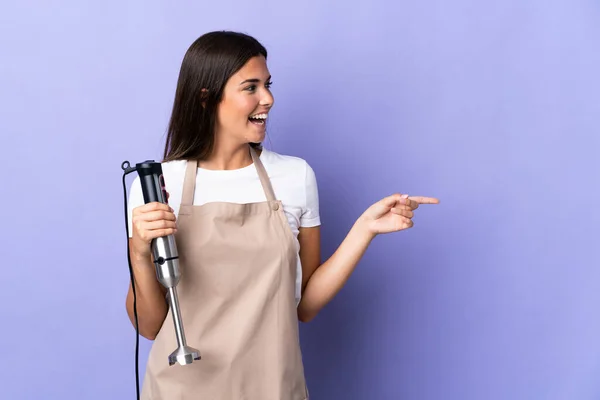 Braziliaanse Vrouw Met Behulp Van Hand Blender Geïsoleerd Paarse Achtergrond — Stockfoto