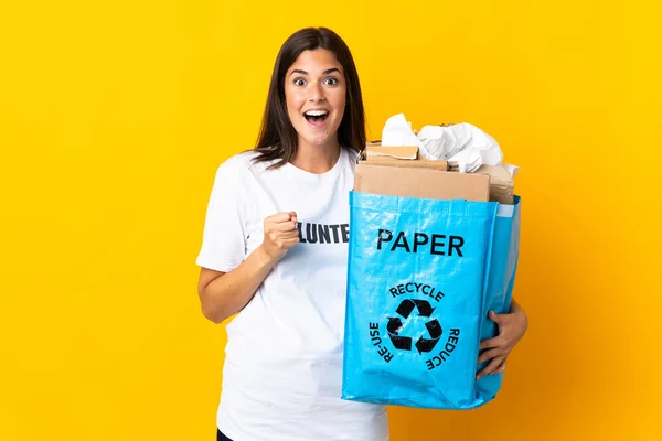 Mladá Brazilská Dívka Drží Recyklační Sáček Plný Papíru Recyklovat Izolované — Stock fotografie