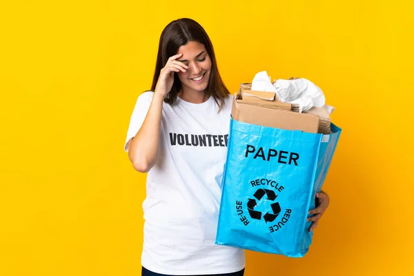 Mladý Brazilský Dívka Drží Recyklační Pytel Plný Papíru Recyklovat Izolované — Stock fotografie