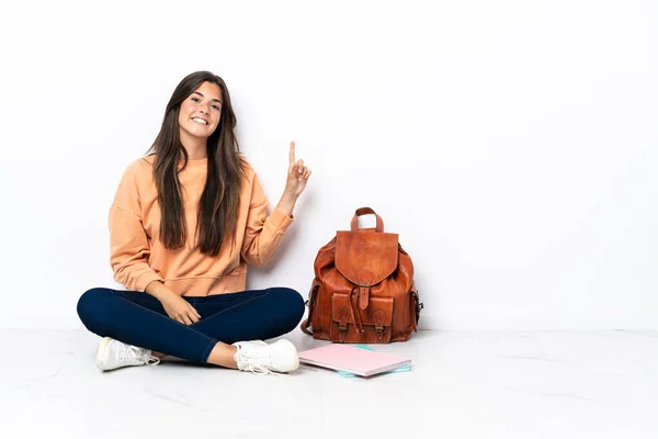 Jovem Estudante Brasileira Sentada Chão Mostrando Levantando Dedo Sinal Melhor — Fotografia de Stock