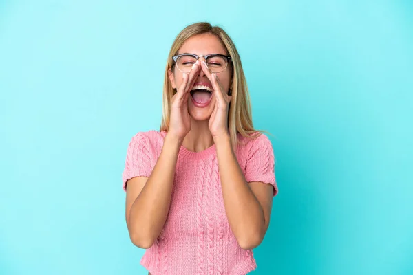 Bionda Ragazza Uruguaiana Isolato Sfondo Blu Gridando Annunciando Qualcosa — Foto Stock