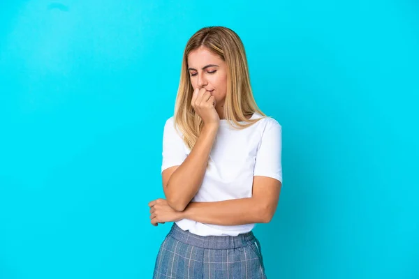 Blonde Uruguayische Mädchen Isoliert Auf Blauem Hintergrund Hat Zweifel — Stockfoto