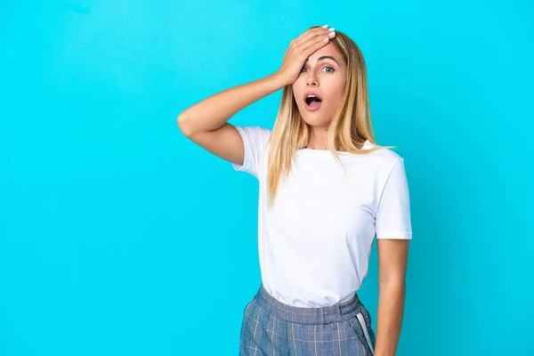 Bionda Ragazza Uruguaiana Isolata Sfondo Blu Facendo Gesto Sorpresa Mentre — Foto Stock