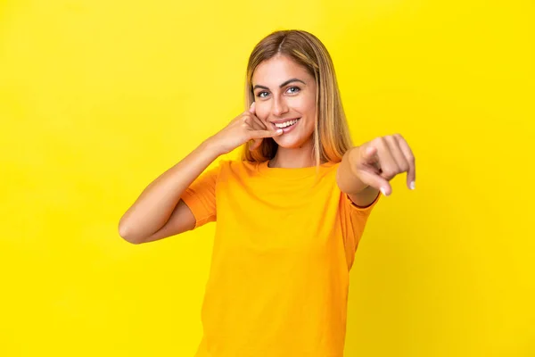 Blondynka Urugwajska Dziewczyna Odizolowana Żółtym Tle Wykonując Telefon Gest Wskazując — Zdjęcie stockowe