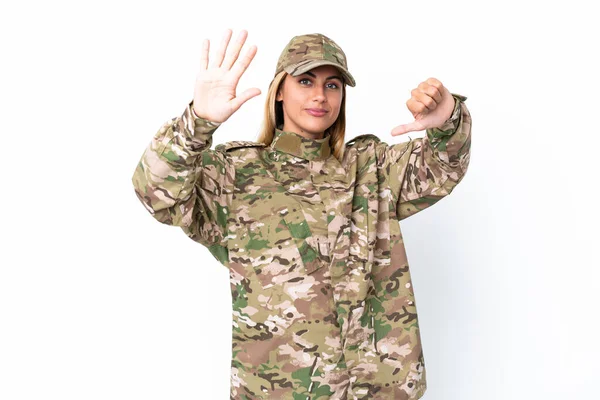 Військова Жінка Ізольована Білому Тлі Рахуючи Шість Пальцями — стокове фото