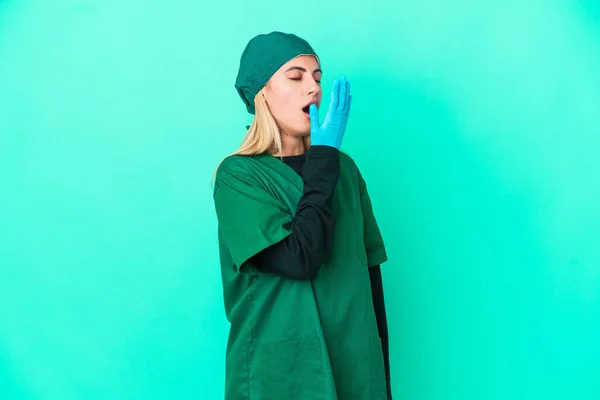 Ung Kirurg Uruguayansk Kvinna Grön Uniform Isolerad Blå Bakgrund Gäspning — Stockfoto