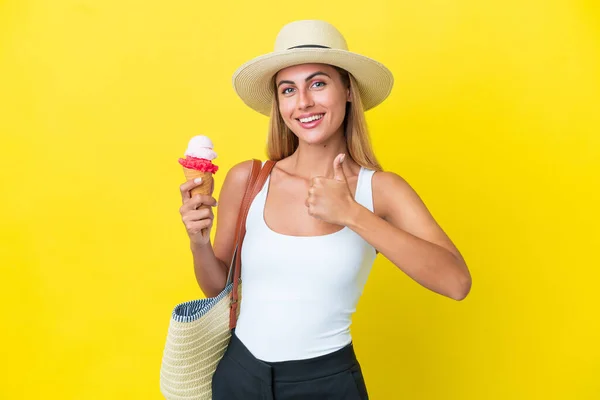 Ξανθιά Ουρουγουανή Κοπέλα Καλοκαίρι Κρατώντας Παγωτό Απομονωμένο Κίτρινο Φόντο Δίνοντας — Φωτογραφία Αρχείου