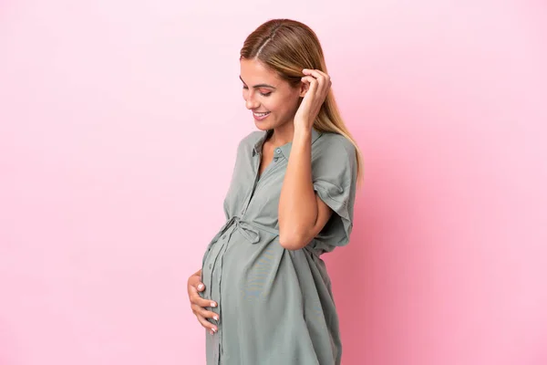 Mujer Uruguaya Joven Aislada Sobre Fondo Azul Embarazada Posición Lateral — Foto de Stock