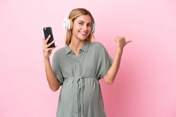 Jeune Femme Uruguayenne Isolée Sur Fond Bleu Enceinte Écoutant Musique — Photo