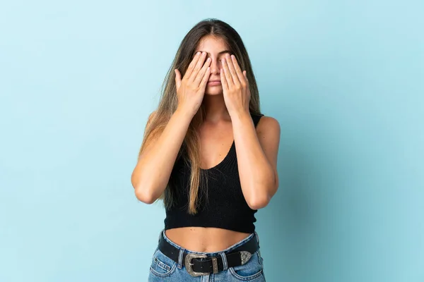 Mulher Caucasiana Jovem Isolado Fundo Azul Cobrindo Olhos Por Mãos — Fotografia de Stock
