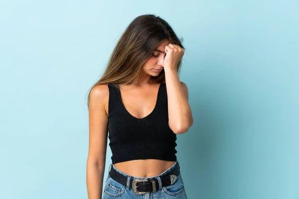 Jeune Femme Caucasienne Isolée Sur Fond Bleu Avec Mal Tête — Photo