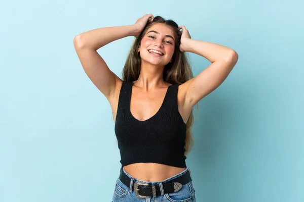 Jonge Kaukasische Vrouw Geïsoleerd Blauwe Achtergrond Lachen — Stockfoto