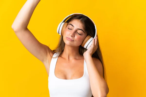 Νεαρή Καυκάσια Γυναίκα Απομονωμένη Κίτρινο Φόντο Ακούγοντας Μουσική Και Χορεύοντας — Φωτογραφία Αρχείου
