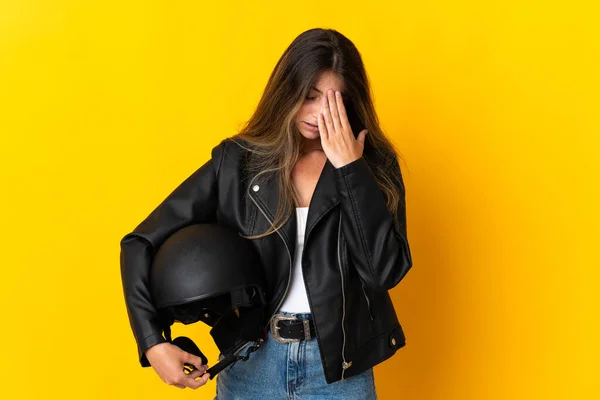 疲れと病気の表情で黄色の背景に隔離されたオートバイのヘルメットを持っている女性 — ストック写真