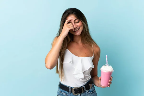 Mujer Joven Con Batido Fresa Aislado Sobre Fondo Azul Riendo —  Fotos de Stock