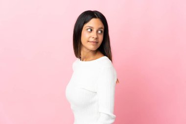 Pembe arka planda izole edilmiş beyaz bir kız. Portre