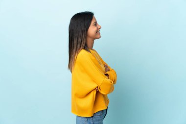 Beyaz kız mavi arka planda yalıtılmış.