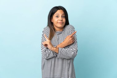 Beyaz kız mavi arka planda izole edilmiş. Yan taraftakilerin şüpheleri var.