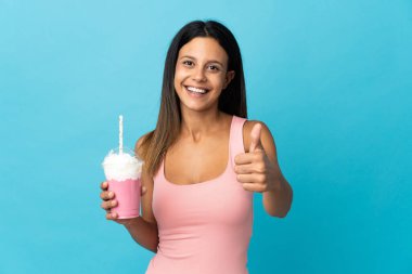 Çilekli milkshake 'i olan genç bir kadın. Çünkü iyi bir şey oldu.