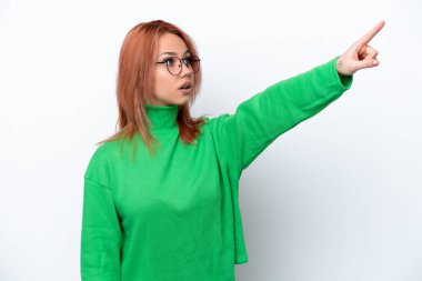 Beyaz arka planda izole edilmiş genç bir Rus kızı